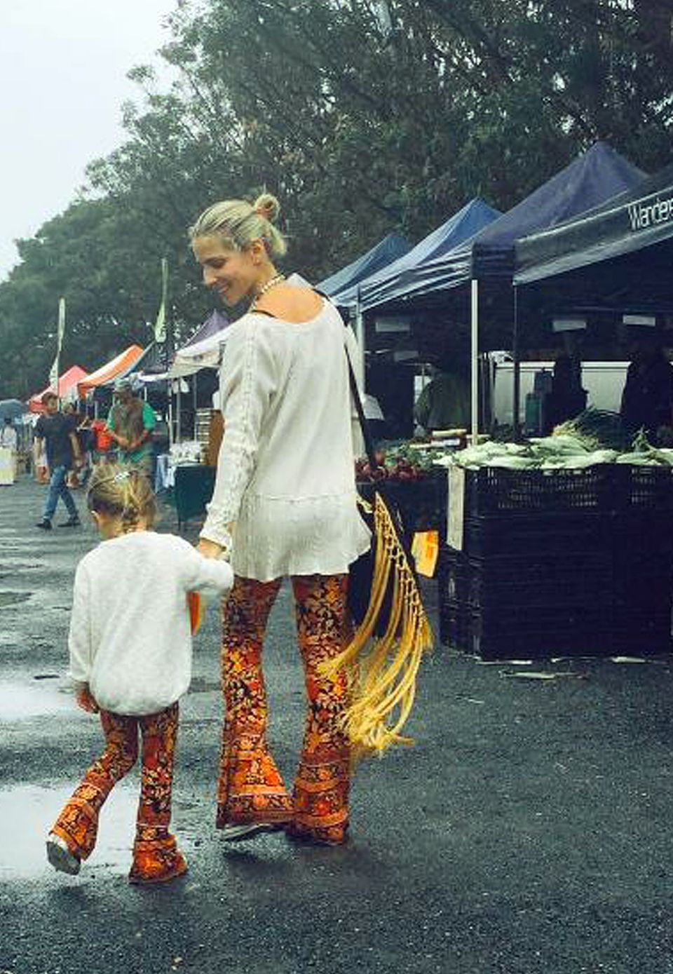 Elsa Pataky pflegt mit ihrer vierjährigen Tochter India Rose Hemsworth den Partner-Look. In einer orangefarbenen Schlaghose und einem weißen Hippie-Hemd schlendern Mutter und Tochter über den Markt und besorgen die Zutaten für's Abendessen mit Papa Chris Hemsworth und den zwei weiteren Kindern Tristan Hemsworth und Sasha Hemsworth. Elsa Pataky pflegt mit ihrer vierjährigen Tochter India Rose Hemsworth den Partner-Look. In einer orangefarbenen Schlaghose und einem weißen Hippie-Hemd schlendern Mutter und Tochter über den Markt und besorgen die Zutaten für's Abendessen mit Papa Chris Hemsworth und den zwei weiteren Kindern Tristan Hemsworth und Sasha Hemsworth.