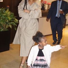 Schau mal Tante Rihanna: Majesty hat etwas entdeckt. Nach dem Baden haben sich beide schick in Schale geworfen.