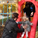 Lustiger Familientag im Spielplatz: Tochter Celeste hat die Rutsche für sich entdeckt. Papa Tomaso passt auf die kleine Abenteurerin auf.