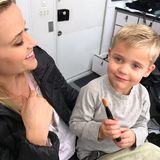 23. November 2016  Reese Witherspoon bekommt bei ihrem Make-up Hilfe von Sohn Tennessee.
