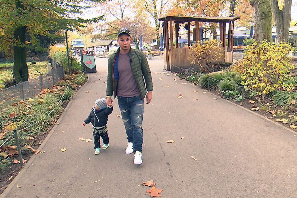 Dieses Foto von Pietro Lombardi beim Spaziergang mit seinem Sohn Alessio ist eines der ersten, das RTL II vom Trennungs-Special von Pietro und Sarah (30. November, 20.15 Uhr) veröffentlicht.