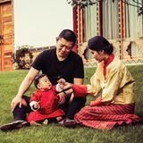 1. Oktober 2016  Mit diesem Kalenderbild ihrer Königsfamilie konnten sich die Bürger Bhutans den Oktober versüßen.