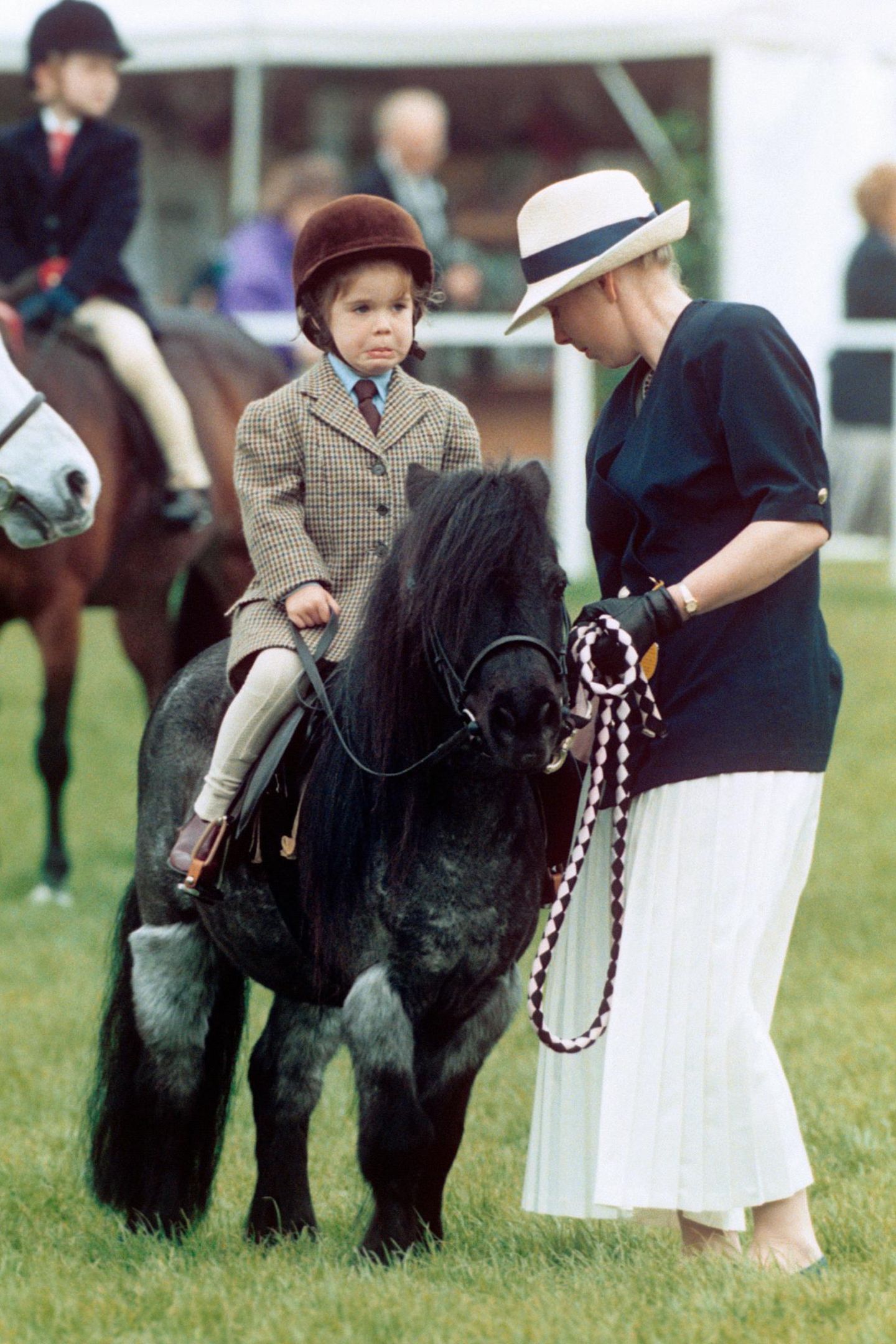 1994 startet Prinzessin Eugenie mit einem Shetland Pony bei einem sogenannten Führzügelwettbewerb bei der "Royal Windsor Horse Show". So ganz geheuer scheint ihr der Ritt nicht gewesen zu sein.