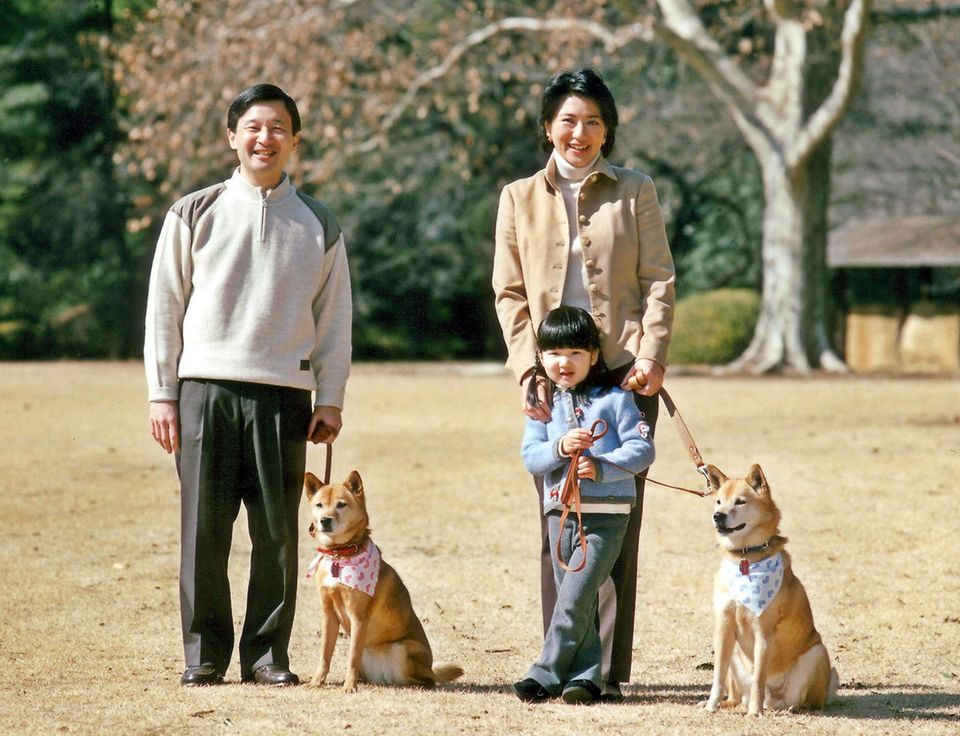 Prinz Naruhito und Prinzessin Masako unternehmen 2006 einen Spaziergang mit Töchterchen Aiko und den beiden Hunden im Palastgarten.