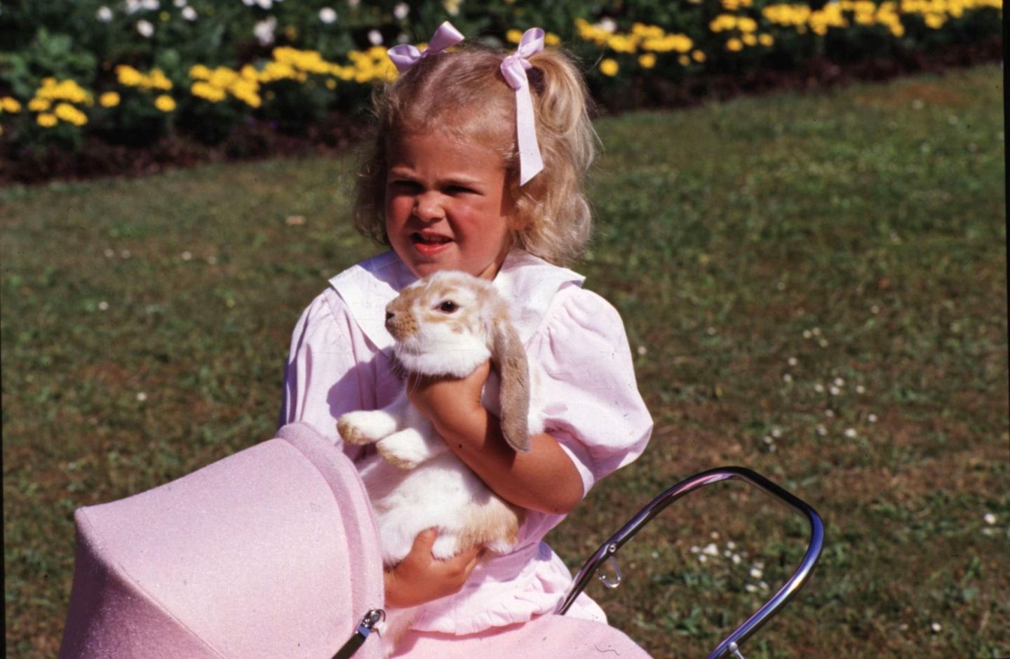 Ob es dem Kaninchen gefallen würde, im Puppenwagen gefahren zu werden? Prinzessin Madeleine scheint sich genau das 1987 zu fragen ...
