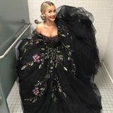 Julianne Hough zeigt uns die Kehrseite einer schönen Robe.