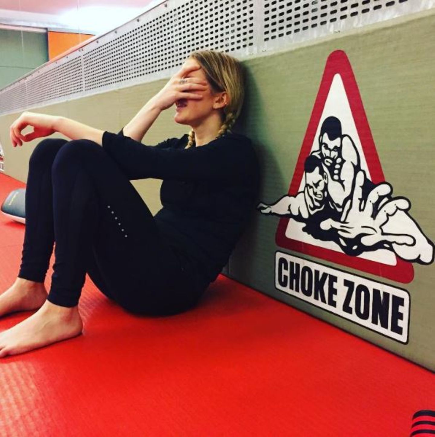 November 2016   Ellie Goulding hat ein hartes Training hinter sich und verschnauft etwas, aber ob ihr klar ist, dass sie sich in der "Würge-Zone" befindet?