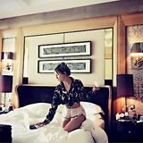 November 2016   Jetlag in Singapur. Kate Hudson ist seit fünf Uhr in der Früh wach und arbeitet im Schlafanzug vom Hotelbett aus. In der einen Hand hält sie ihre Tasse Kaffee und mit der anderen bedient sie ihren Laptop.