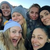 November 2016  Drew Barrymore und ihre ungeschminkte Promi-Clique: Zusammen mit anderen Stars wie Cameron Diaz, Gwyneth Paltrow und Nicole Richie unternimmt die Schauspielerin einen Ausflug in die Natur und postet ein lustiges Gruppen-Selfie von der kleinen Wanderung. "Leute, die ich liebe", kommentiert sie das Bild. "Halt an denen fest, die du liebst, und besteige mit ihnen einen Berg."
