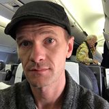 Während des Heimflugs aus Berlin entdeckt Neil Patrick Harris einen ganz besonderen Mitreisenden: Bill Murray!
