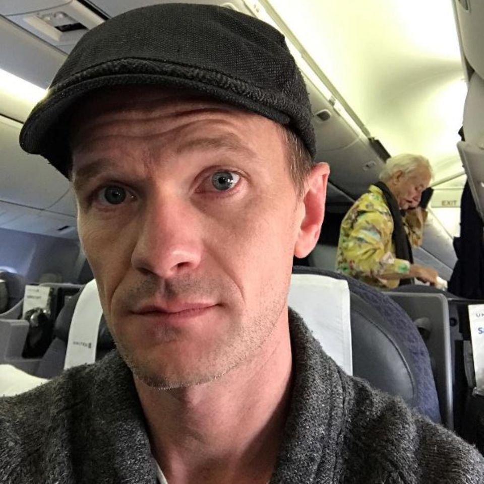 Während des Heimflugs aus Berlin entdeckt Neil Patrick Harris einen ganz besonderen Mitreisenden: Bill Murray! Während des Heimflugs aus Berlin entdeckt Neil Patrick Harris einen ganz besonderen Mitreisenden: Bill Murray!
