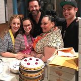 November 2016   Hugh Jackman und Zac Efron machen ein Erinnerungsfoto nach der Show mit der Crew vom "Waitress Musical" .