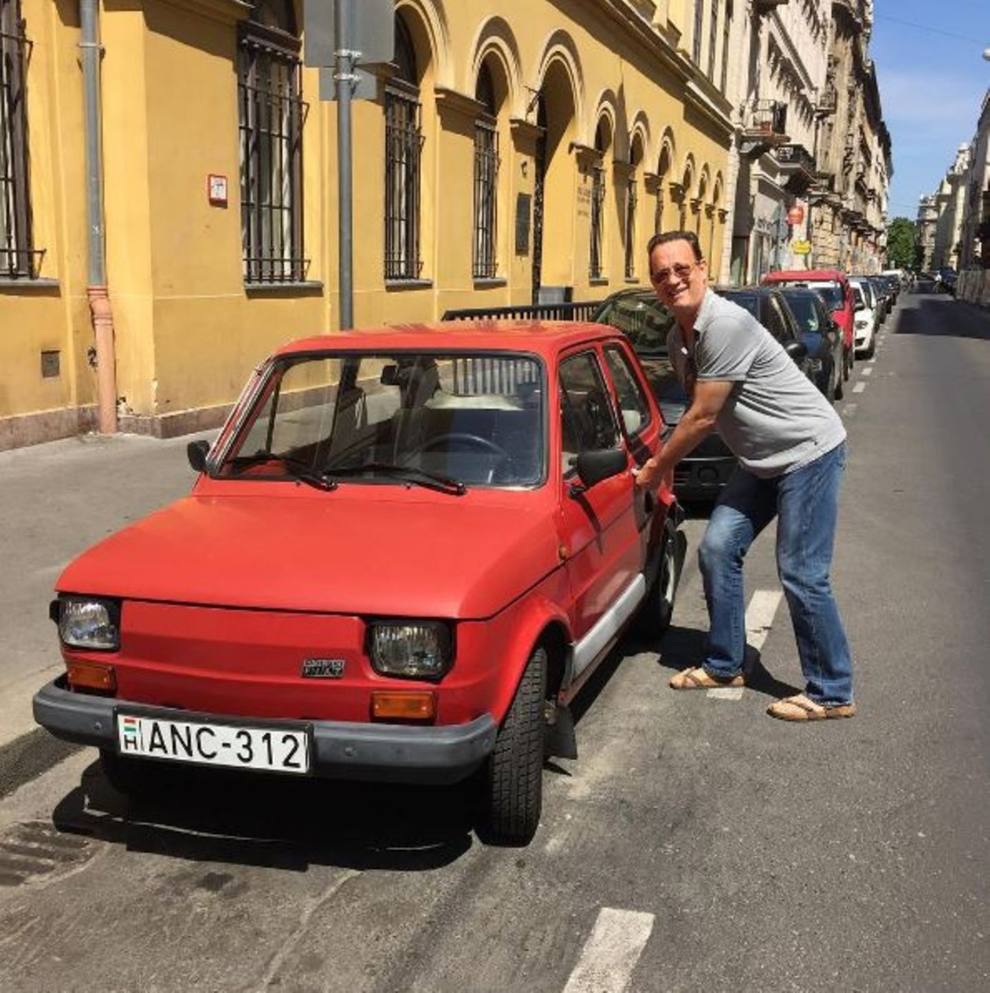 Bei einem sonnigen Spaziergang in Ungarn entdeckt Tom Hanks das Auto seiner Träume.