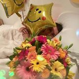 "Bester Geburtstag aller Zeiten! Danke, mein Liebster!" - postet Miley Cyrus. Ihr Liebster ist natürlich Liam Hemsworth, der Blumen, Ballons und ganz besonderen Schmuck mitgebracht hat.