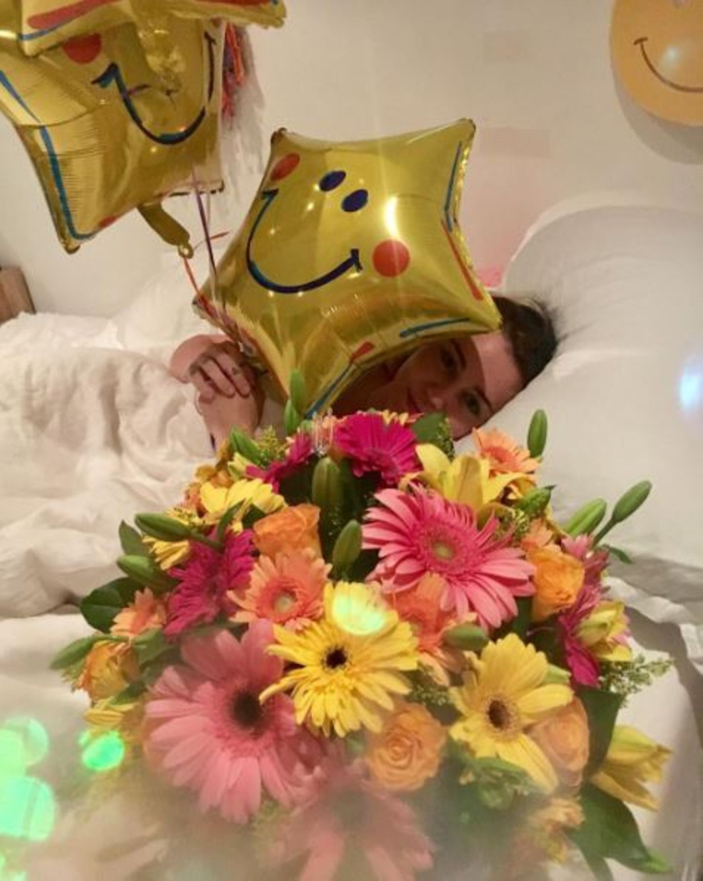 "Bester Geburtstag aller Zeiten! Danke, mein Liebster!" - postet Miley Cyrus. Ihr Liebster ist natürlich Liam Hemsworth, der Blumen, Ballons und ganz besonderen Schmuck mitgebracht hat.