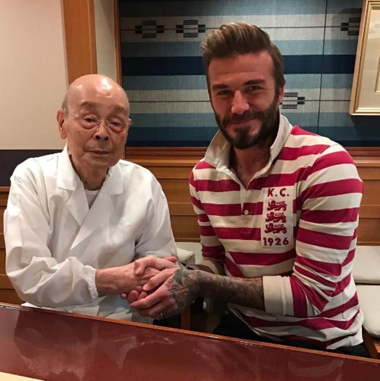 November 2016   David Beckham bedankt sich bei beim Gastronom Jiro San mit diesem Post für das köstliche Essen. Gleich zweimal in fünf Wochen hat er sich die japanische Küche schmecken lassen.