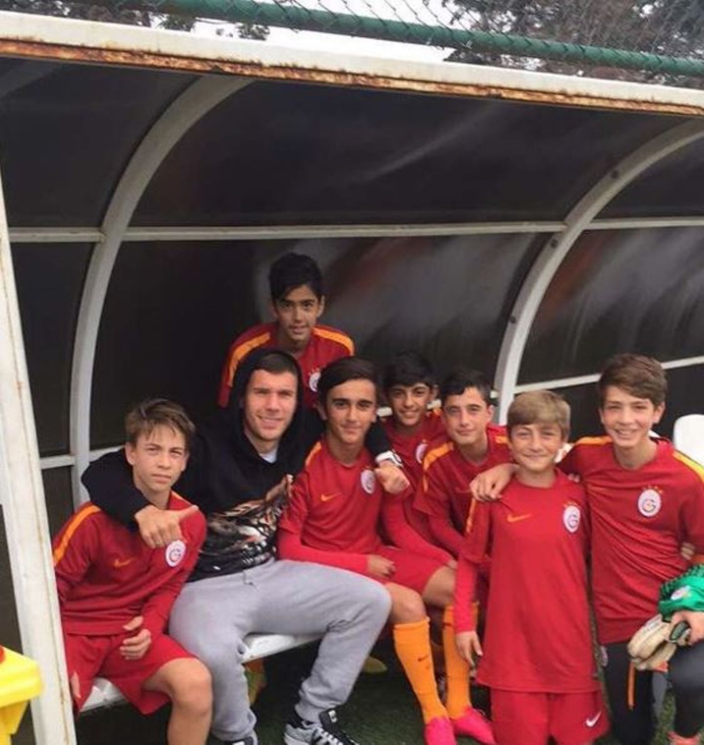 November 2016   Man sieht den Jungs an, wie stolz sie sind. Lukas Podolski unterstützt die U14-Jugend von Istanbul Galatasaray.