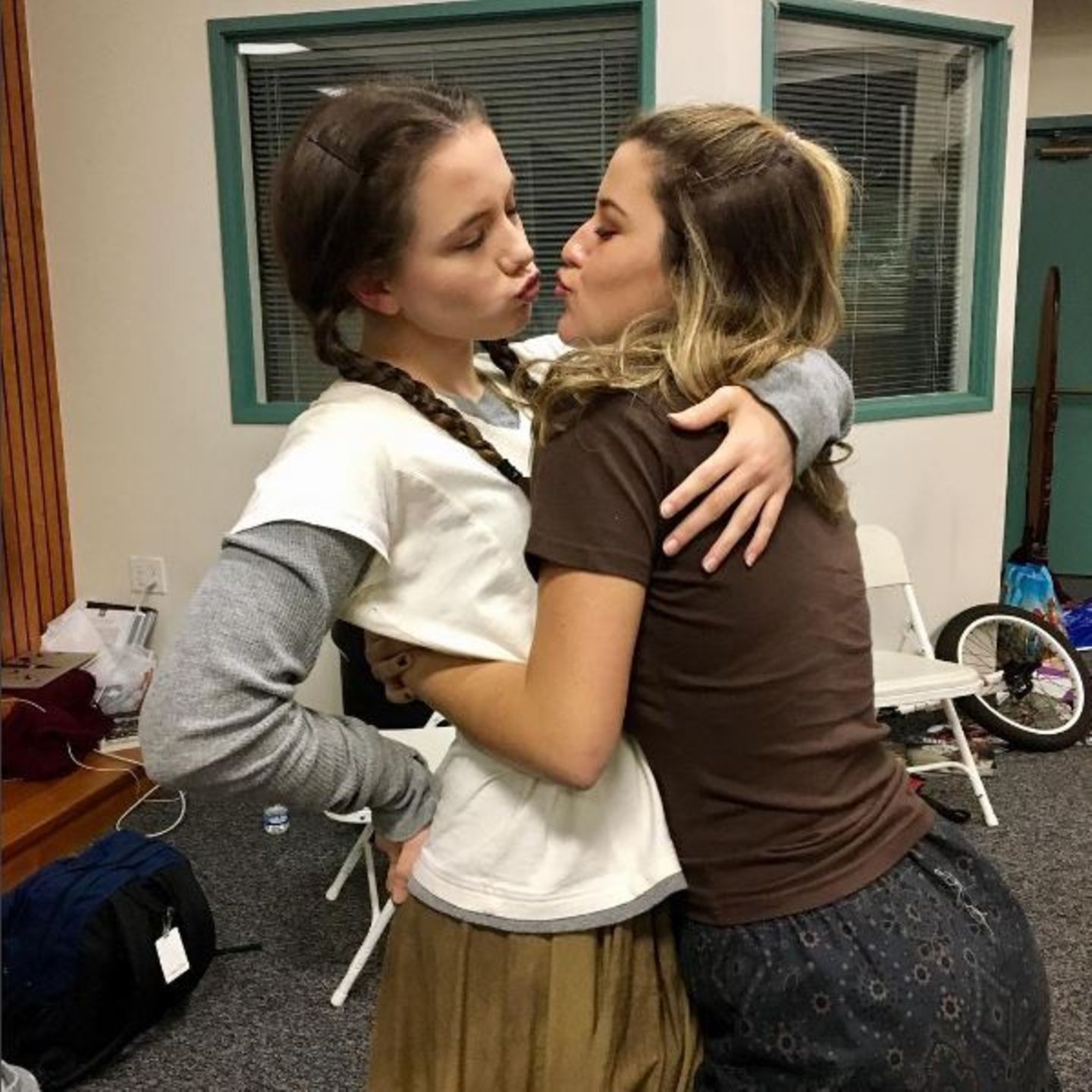 November 2016   Lily Beckinsale und eine Freundin performen einen filmreifen Kuss, schließlich gibt man ja ein Küsschen oder zwei.