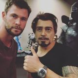 Chris Hemsworth und Robert Downey Jr. treffen sich um sich über die Avengers und Gesundheitstipps zu beraten. Aber Moment mal, ist das nicht sein Personal Trainer, der bloß Downeys Gesicht per Bildbearbeitung erhalten hat?