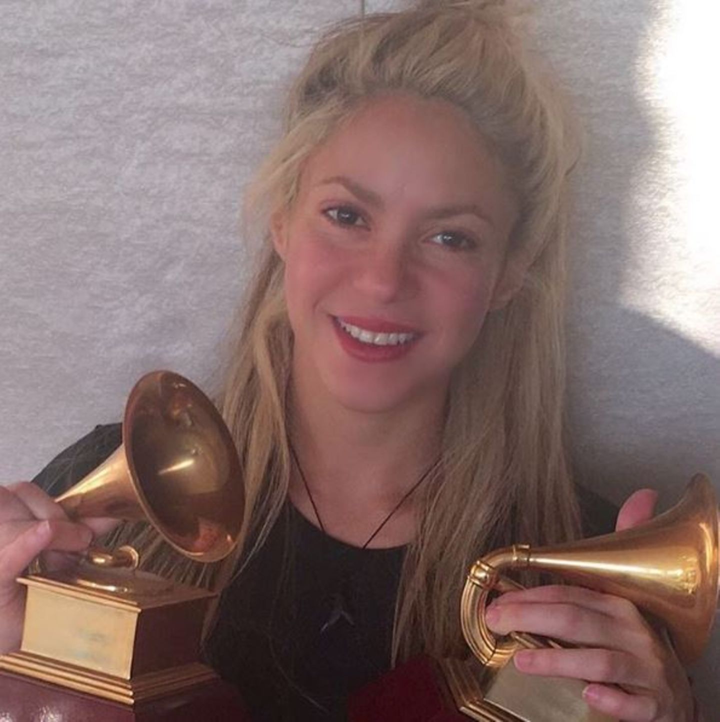 Shakira freut sich riesig über ihre zwei Grammys: Ganz besonders bedankt sie sich bei dem wichtigsten Menschen in ihrem Leben, Ehemann Gerard Pique.
