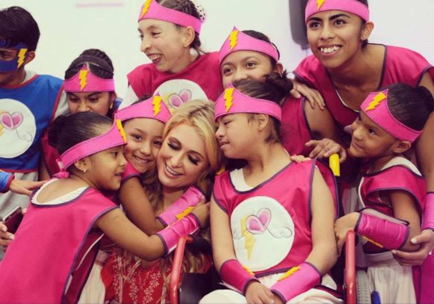 Bei einer Charity Veranstaltung macht Paris Hilton eine Selfie mit den Kids, die extra für sie eine Tanzeinlage eingeübt haben.
