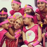 Bei einer Charity Veranstaltung macht Paris Hilton eine Selfie mit den Kids, die extra für sie eine Tanzeinlage eingeübt haben.