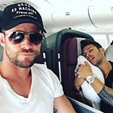 November 2016   Chris Hemsworth sitzt mit seinem Trainer Luke Zocchi im Flieger. Der hat sich in seinem Sitz eingekuschelt und schläft tief und fest, während sich Chris ironisch für die gute Unterhaltung bedankt.