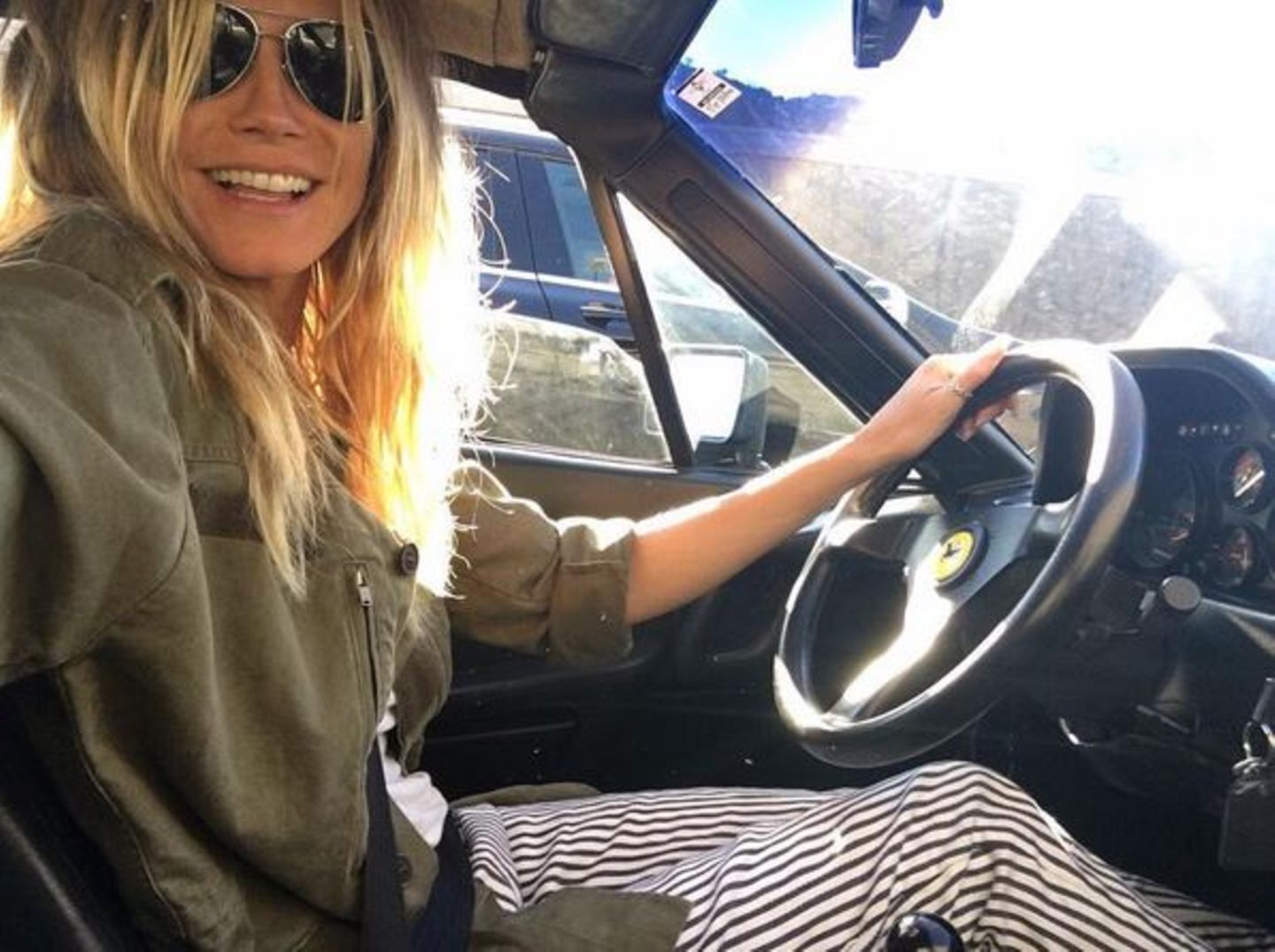 Gut gelaunt düst Heidi Klum im Ferrari durch die City.
