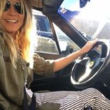 Gut gelaunt düst Heidi Klum im Ferrari durch die City.