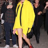 Mit ihrem neongelben Sweatshirt-Kleid ist Marion Cotillard in abendlichen New York perfekt sichtbar.