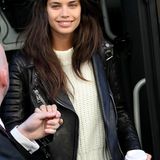 Herrlich normal mit weißem Strick-Pulli, heller Jeans und Lederjacke steigt eine bezaubernd ungeschminkte Sara Sampaio aus dem Engelsbus.