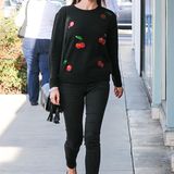 Mit ihr ist gut Kirschen essen: Schauspielerin Camilla Bella trägt einen Pullover mit Kirsch-Applikationen.