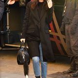 Bella Hadid kombiniert den edlen, schwarzen Mantel mit bestickter Jeans.
