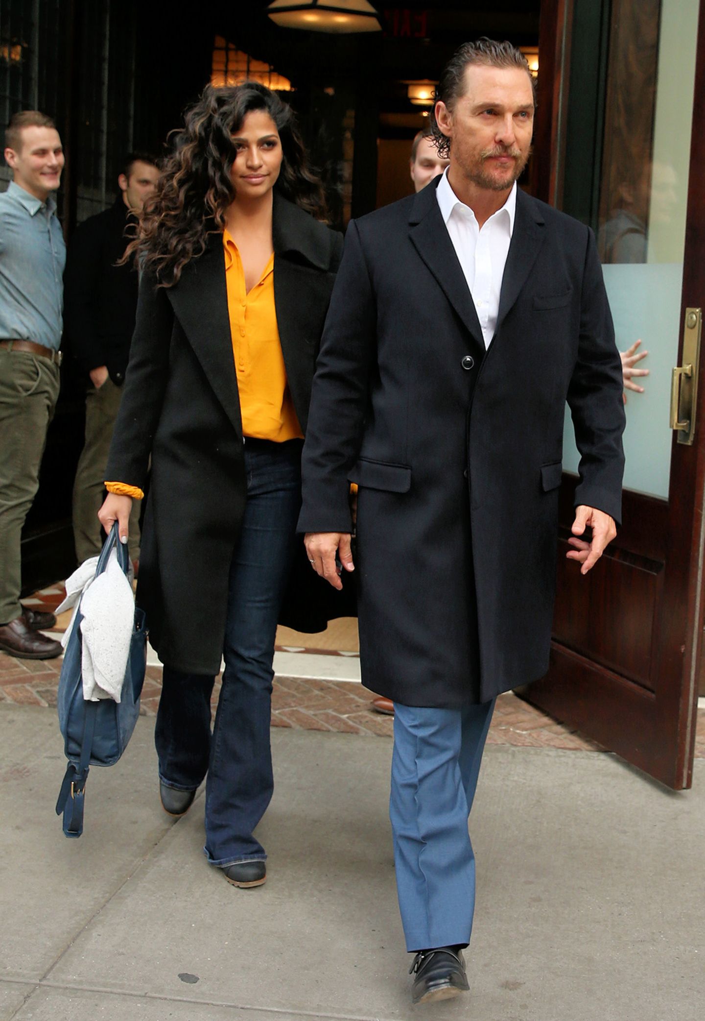 Camila Alves-McConaughey versteckt mit ihrer sonnengelben Bluse einen schönen Akzent hinterm schwarzen Blazer.