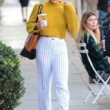 Vanessa Hudgens ist beim Shopping in Hollywood im kurzen, senfgelben Strickpullover und weißer Baumwoll-Hose ein farblicher Lichtblick.