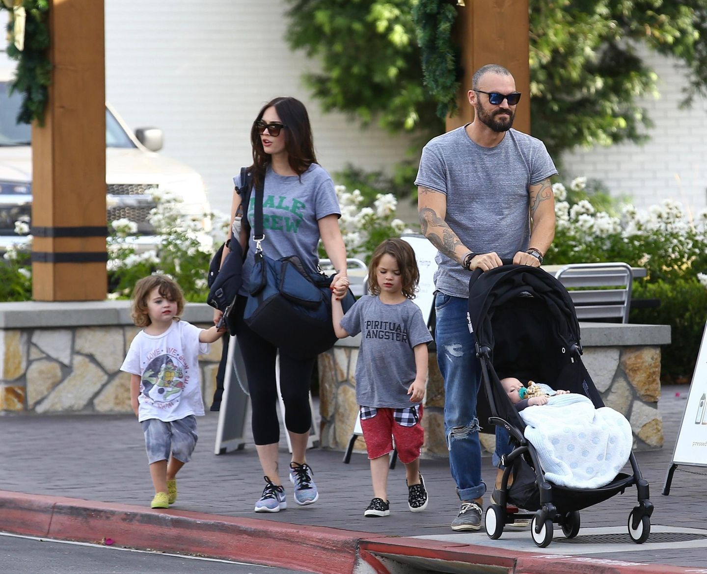 Familienausflug in Los Angeles: Das Traumpaar Megan Fox und Brian Austin Green bummeln entspannt mit ihren Kids durch Ventura County.