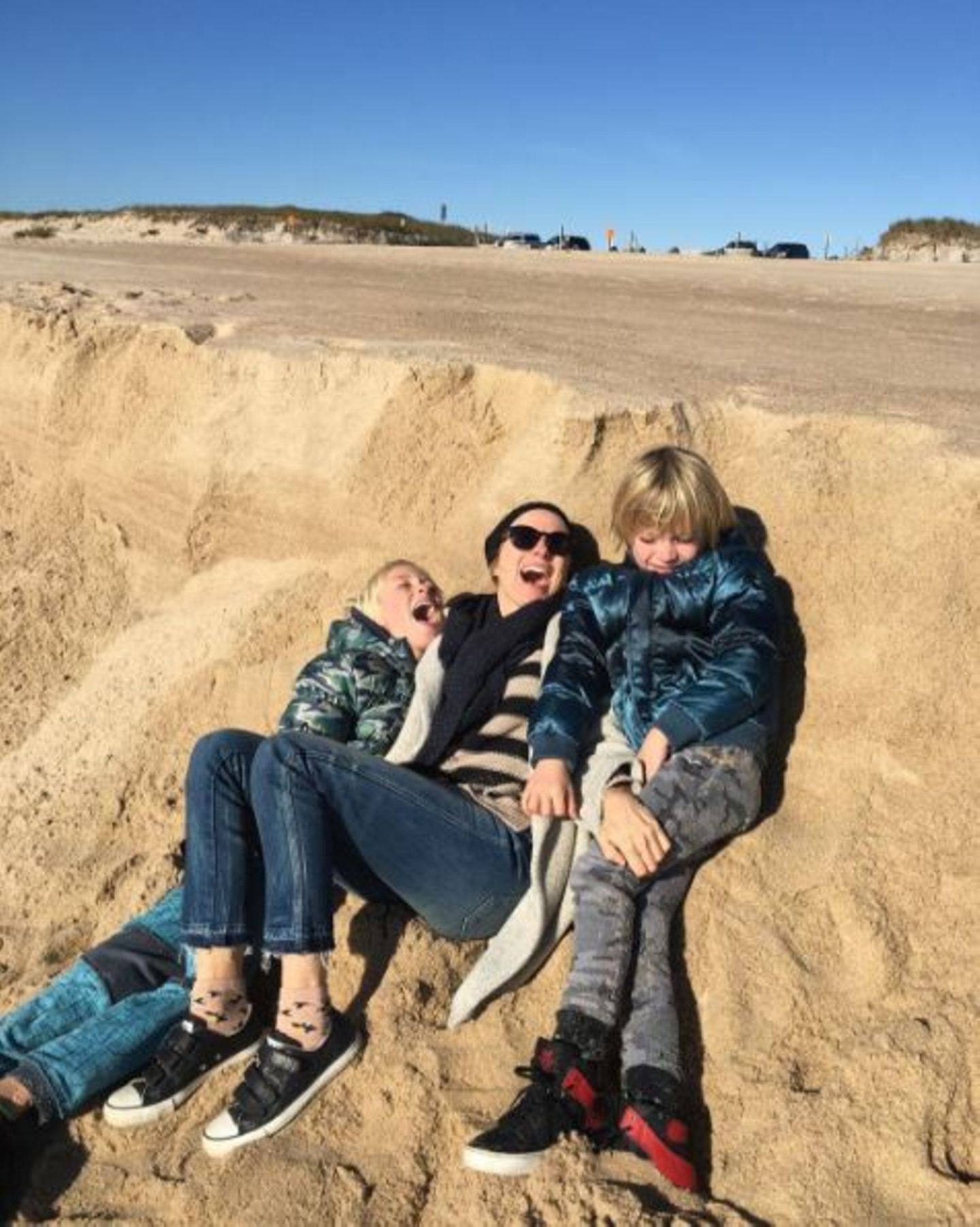 November 2016   Es hat doch Vorteile über den europäischen Winter in Australien zu Leben. Naomi Watts verbringt einen sonnigen Tag am Meer mit ihren beiden Jungs und alle haben was zu Lachen.