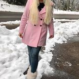 Für Daniela Katzenberger kann der Winter kommen. In einem rosafarbenen Mantel macht sie eine besonders schöne Figur in der winterlichen Pfalz.