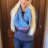 Auch bei diesem Outfit muss der hellblaue Schal bitte perfekt zur Wintermütze passen. Ja, auch auf der spanischen Insel Mallorca, die mittlerweile zu Danis Heimat geworden ist, kann man im Winter nicht im Kleidchen an den Strand.