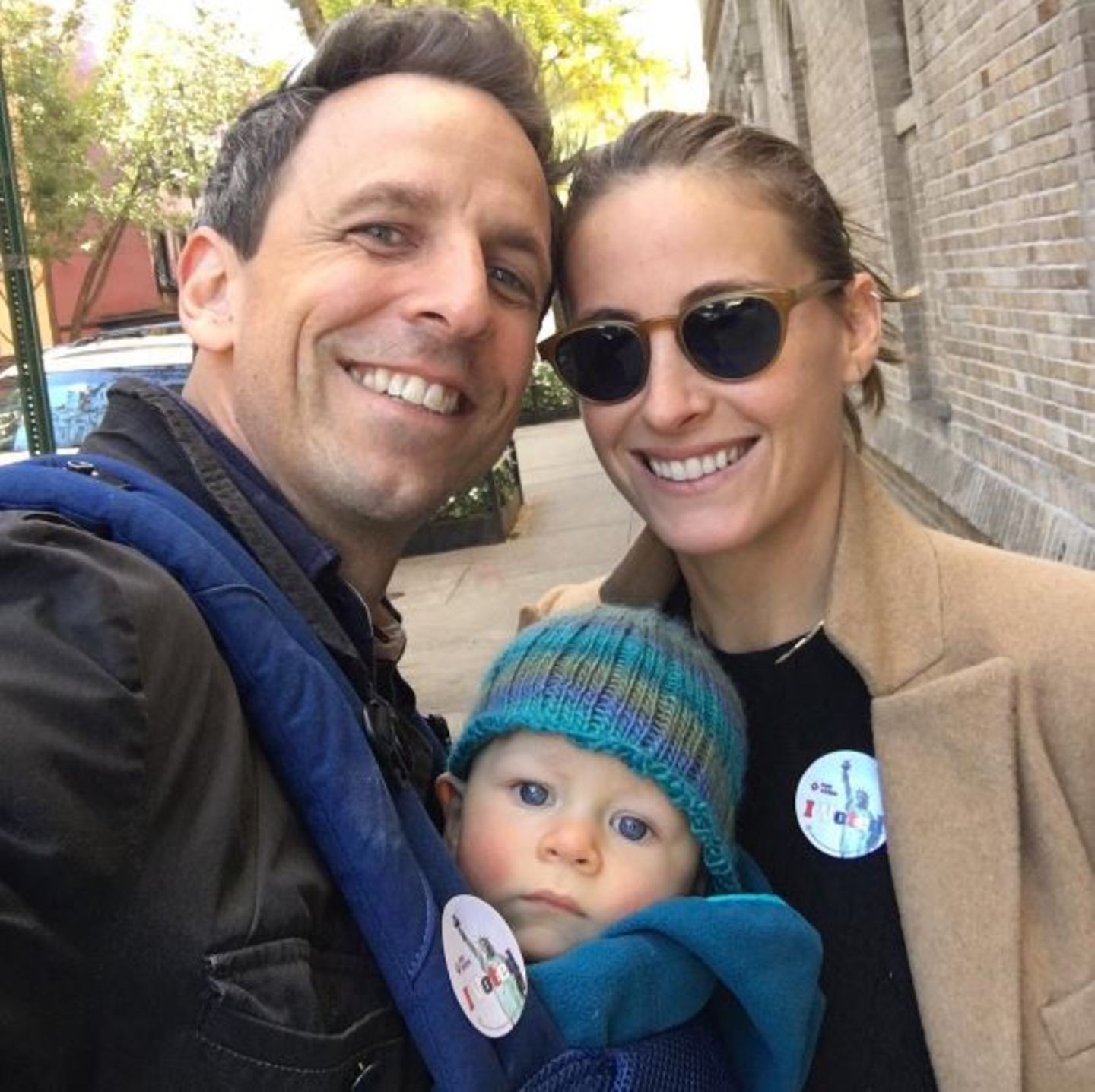 Familienausflug: Seth Meyers geht mit seiner Frau Alexi und dem acht Monate alten Sohn Ashe zur Wahl.