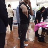 John Stamos weist seine Begleitung an, das Handy zu senken. Er möchte nicht beim Wählen fotografiert werden.