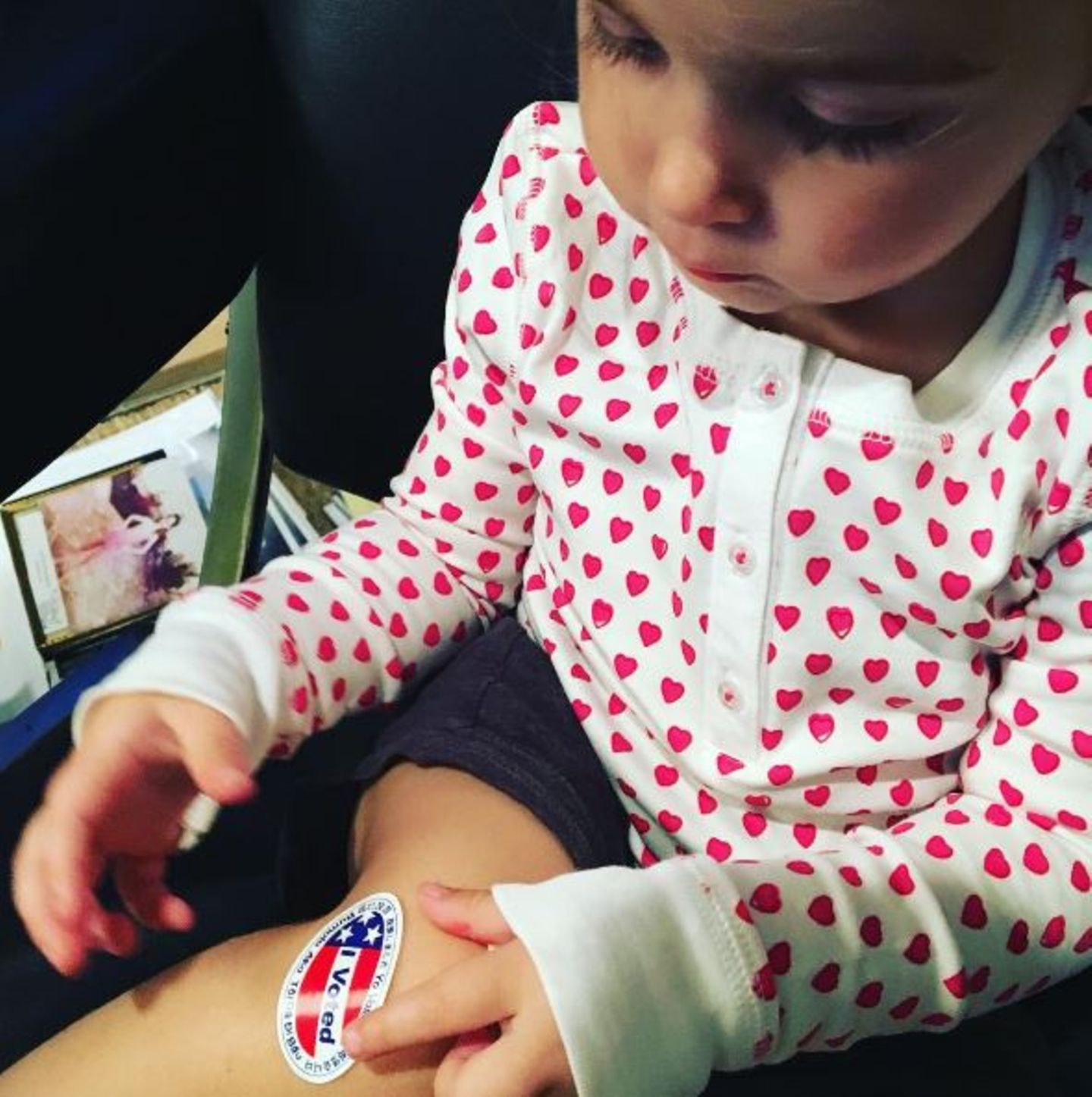 Wie süß: Molly Sims' kleine Tochter spielt mit dem Wahlsticker.