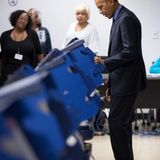 Noch-Präsident Barack Obama gibt seine Stimme ab.