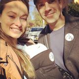 Olivia Wilde so gerührt davon, dass ihr Baby diesen Tag erlebt, dass sie ein paar Tränen verdrücken muss. "Erste Wahl meines kleinen Mädchens", schreibt sie zu dem süßen Schnappschuss mit ihrer neugeborenen Tochter Daisy und ihrem Partner Jason Sudeikis.