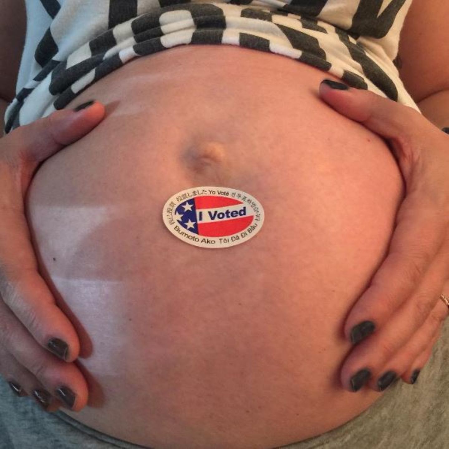 Die schwangere Tori Spelling hat für Hillary Clinton gestimmt und ein Foto ihrer nackten Babykugel gepostet. Die Schauspielerin erwartet ihr fünftes Kind.