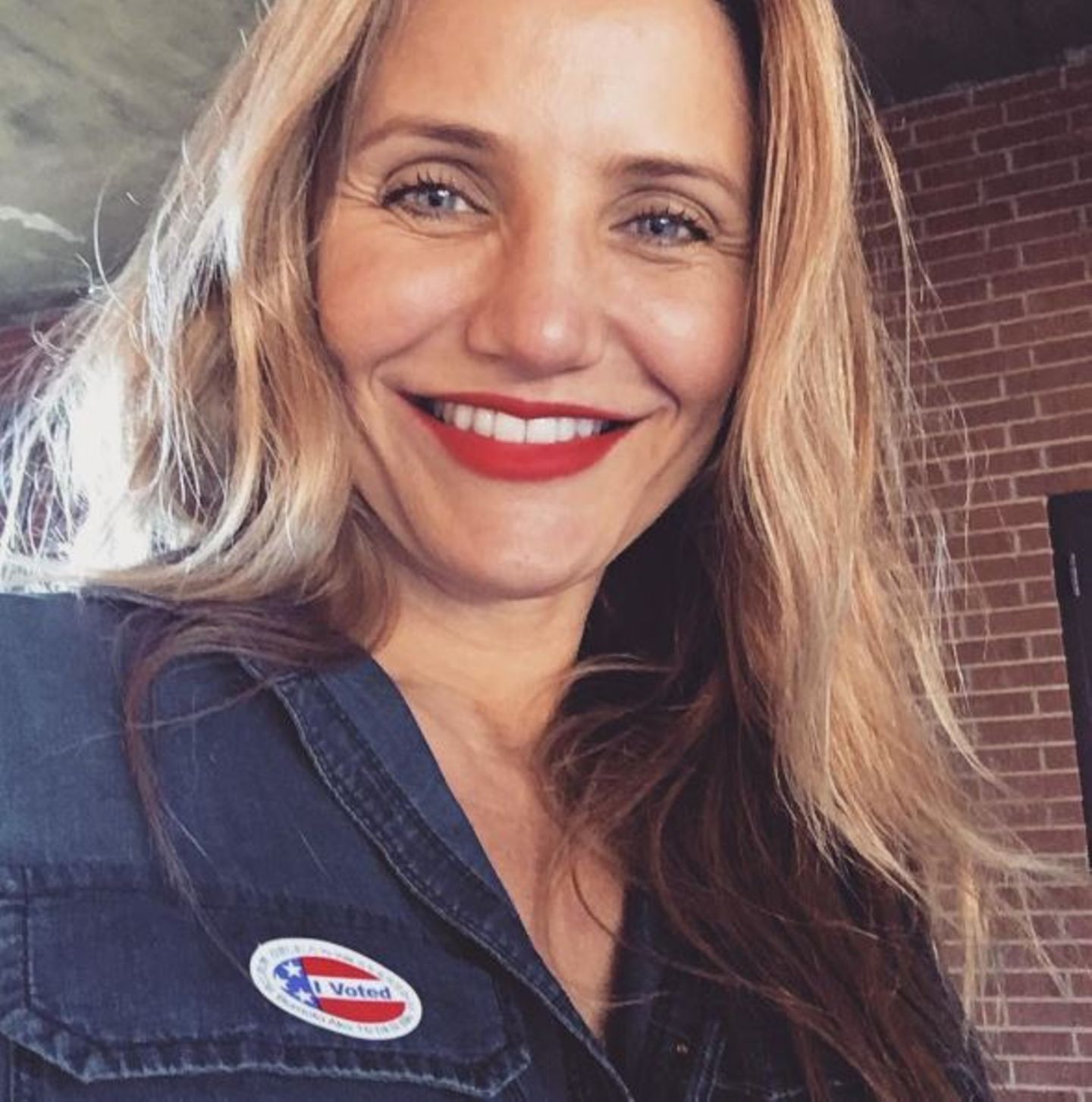 "Ich habe heute für ein Land gewählt, in dem ich leben will ... Ein Land, in dem es Gleichstellung, Integration, Akzeptanz und Freiheit gibt, die jeder Amerikaner verdient ... Bitte geht und wählt für das Amerika, in dem ihr leben wollt", schreibt Cameron Diaz zu ihrem Selfie.
