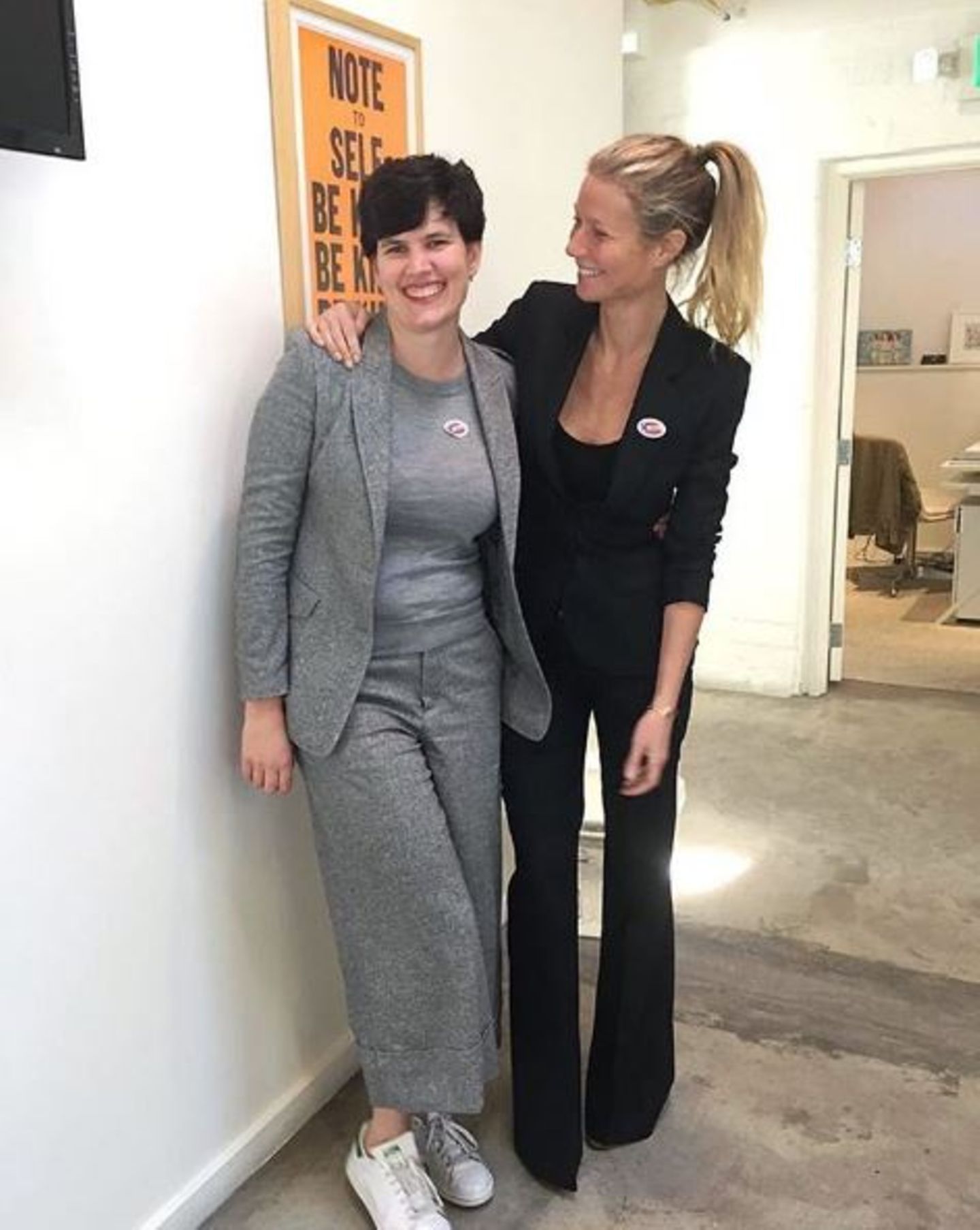 Gwyneth Paltrow und eine Mitarbeiterin ihrer Lifestyle-Webseite "Goop" tragen zur Wahl einen Anzug.