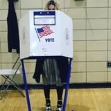 Madonna steht in der Wahlkabine.
