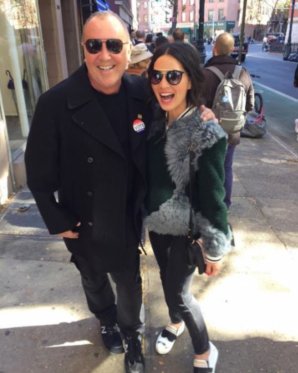 Olivia Munn trifft auf ihrem Weg zur Wahl Modedesigner Michael Kors.