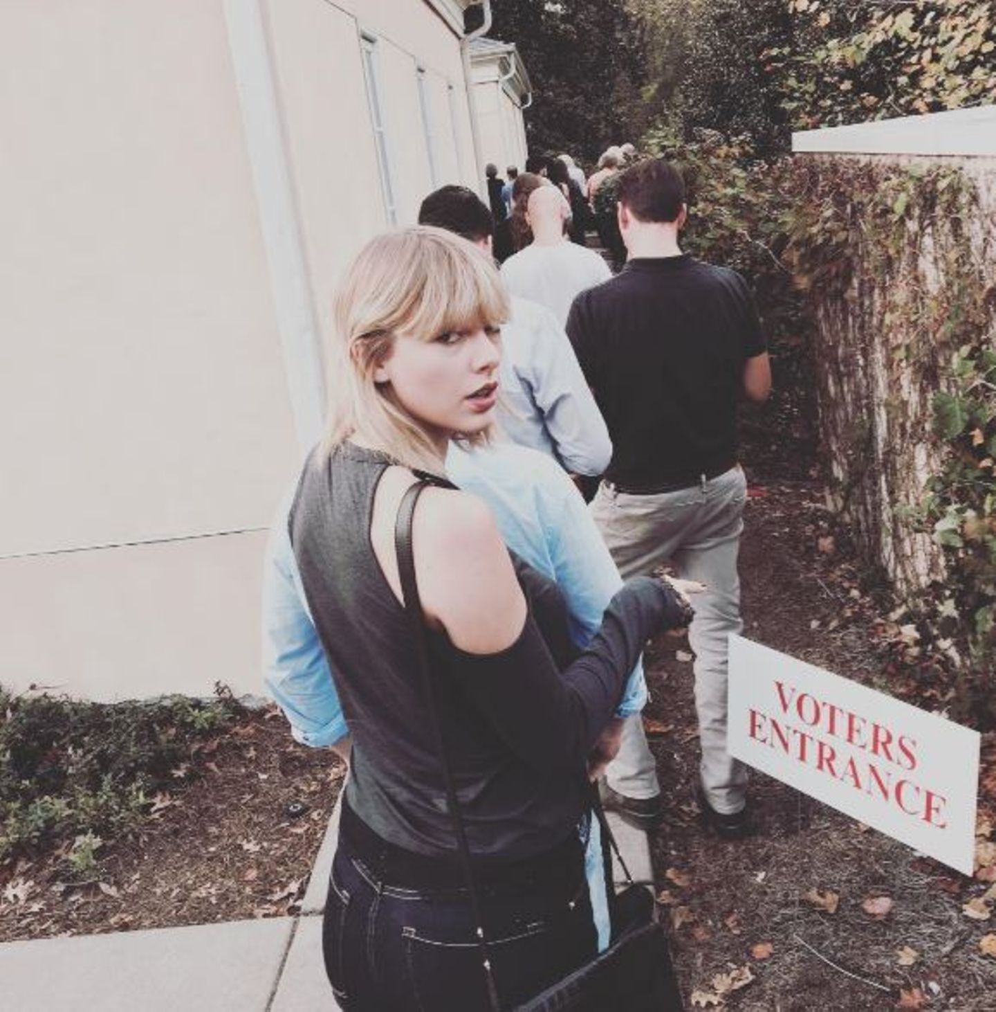 Auch Taylor Swift mahnt ihre Follower: "Heute ist der Tag. Geht raus und wählt." Die Sängerin hat sich schon in die Schlange zum Wahllokal eingereiht.